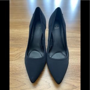 Stretch your sense of style with these women's size 10 pumps from Vera Wang.